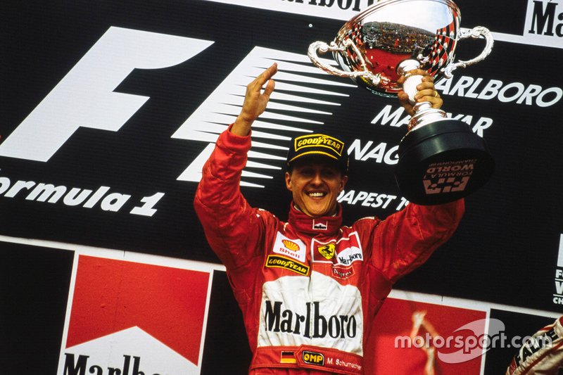Podio: il vincitore della gara Michael Schumacher, Ferrari