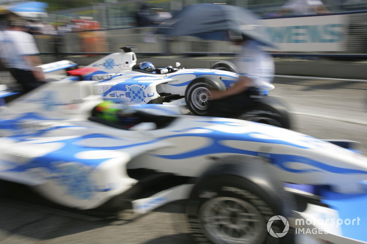 Логотипы Direxiv на машинах команды David Price Racing (DPR) – в 2006-м в GP2 за нее выступали Оливье Пла и Кливио Пиччоне