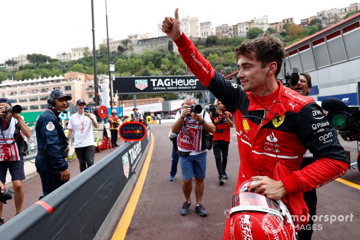 Charles Leclerc celebra su pole position en Mónaco