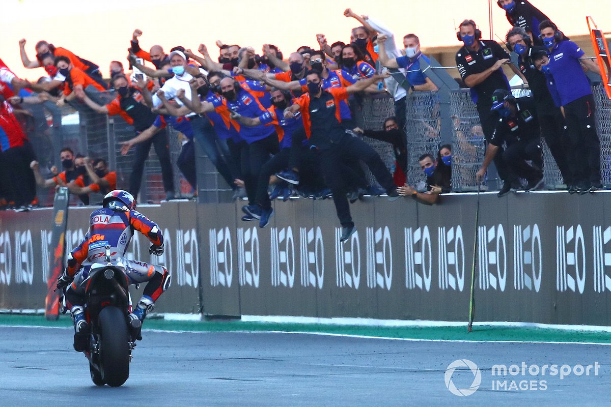 Miguel Oliveira, Red Bull KTM Tech 3, memenangi Grand Prix Portugal.