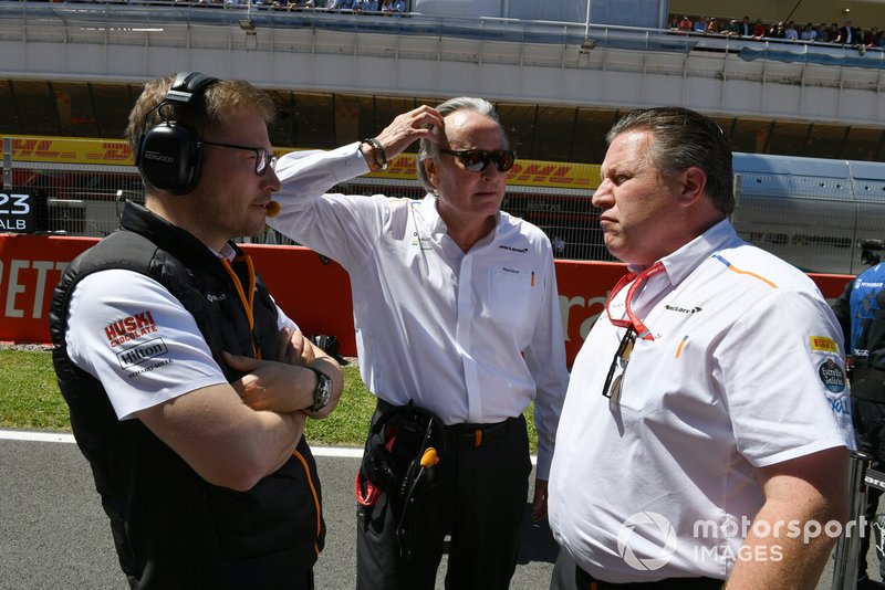 Andreas Seidl, director de equipo, McLaren, Mansour Ojjeh, co-dueño, McLaren, and Zak Brown, director ejecutivo, McLaren