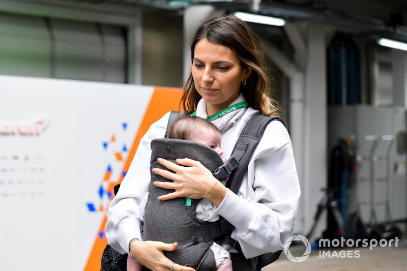 Kelly Piquet with her daughter