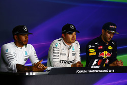 Persconferentie: Lewis Hamilton, Mercedes AMG F1, polesitter Nico Rosberg, Mercedes AMG F1 en Daniel
