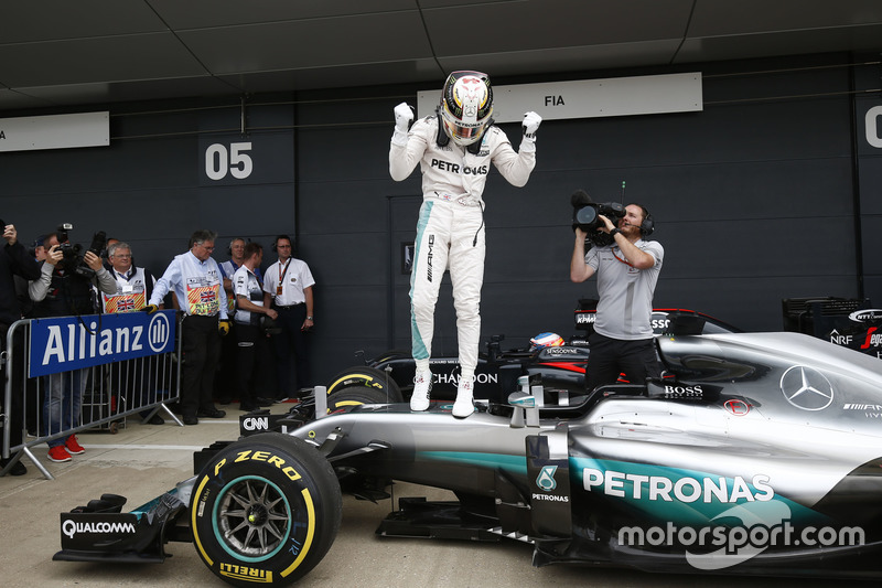 Льюіс Хемілтон, Mercedes AMG F1, святкує поул