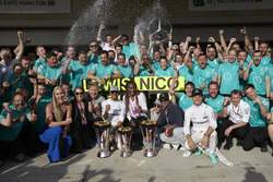 Winnaar Lewis Hamilton, Mercedes AMG F1 viert met Nico Rosberg, Mercedes AMG F1; Lindsey Vonn, Gord