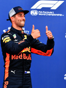 Il poleman Daniel Ricciardo, Red Bull Racing festeggia nel parco chiuso