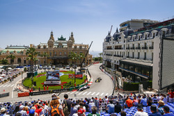 Sergey Sirotkin, Williams FW41, leads Carlos Sainz Jr., Renault Sport F1 Team R.S. 18