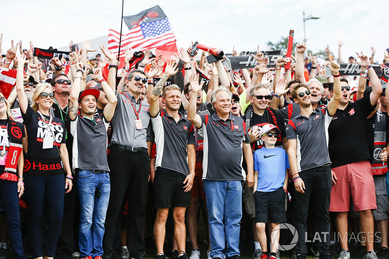 Guenther Steiner, jefe de equipo, Haas F1 Team, Kevin Magnussen, Haas F1 Team, Gene Haas, propietario del equipo, Haas F1 Team, Romain Grosjean, Haas F1 Team, con fans
