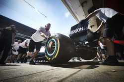 Valtteri Bottas, Mercedes AMG F1 W09, wordt teruggebracht naar de pitbox