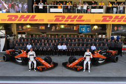 Fernando Alonso, McLaren ve Stoffel Vandoorne, McLaren, takım fotoğrafında