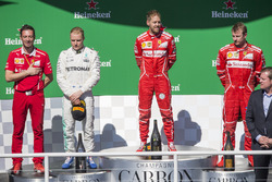 Podio: il vincitore Sebastian Vettel, Ferrari, il secondo classificato Valtteri Bottas, Mercedes AMG