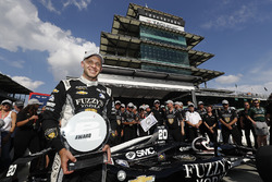 Verizon P1 Pole Award winner Ed Carpenter, Ed Carpenter Racing Chevrolet with the P1 award trophy