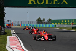 Sebastian Vettel, Ferrari SF70-H al comando alla partenza della gara