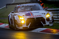 Crash voor #24 Team Zakspeed, Nissan GT-R Nismo GT3: Marc Gassner, Florian Strauß, Tom Coronel