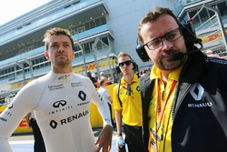 Jolyon Palmer, Renault Sport F1 Team op de grid met Julien Simon-Chautemps, Renault Sport F1 Team R
