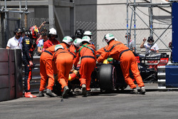 Görevliler, Max Verstappen'in, Red Bull Racing RB14 aracını kaldırıyor