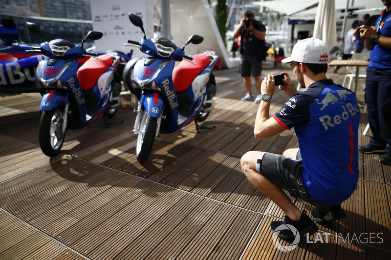 Pierre Gasly, Toro Rosso, toma una foto de las motocicletas Honda