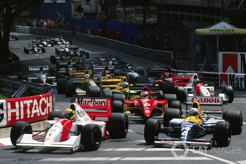 Ayrton Senna, McLaren MP4/7A, adelanta a Riccardo Patrese, Williams FW14B, en primera curva.