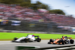 Stoffel Vandoorne, McLaren MCL32, Felipe Massa, Williams FW40