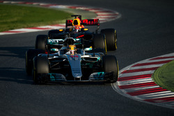 Lewis Hamilton, Mercedes AMG F1 W08; Max Verstappen, Red Bull Racing RB13