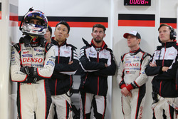 Гонщики Toyota Gazoo Racing Себастьен Буэми, Казуки Накаджима, Хосе Мария Лопес, Энтони Дэвидсон и М