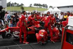 Ferrari ekibi, Kimi Raikkonen, Ferrari SF70H'nin yarışa başlamasını engelleyen turbo problemini çözm