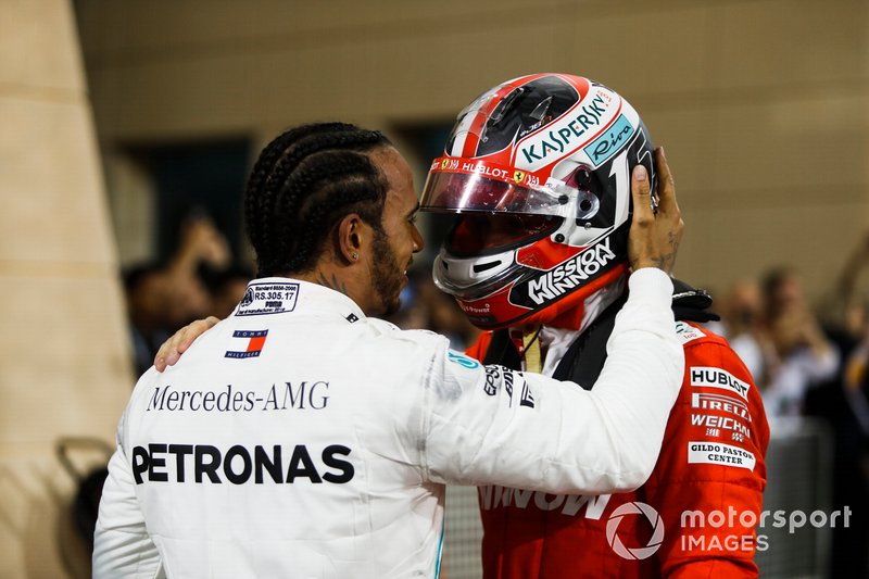 Lewis Hamilton, Mercedes AMG F1, et Charles Leclerc, Ferrari, au parc fermé