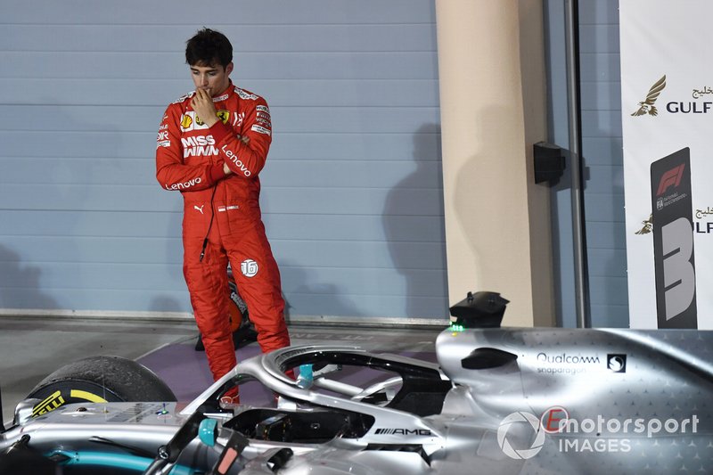 Charles Leclerc, Ferrari, tercero, en el Parque Cerrado de Bahréin.