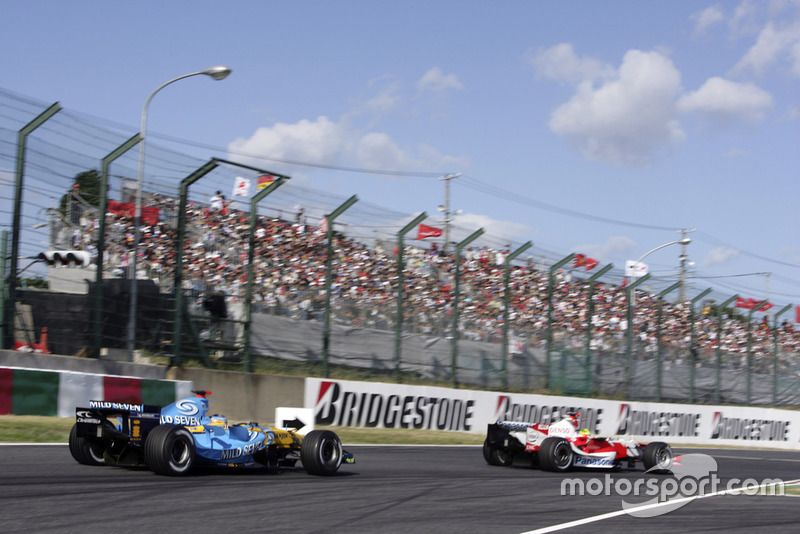 Fernando Alonso, Renault R26, saat tampil dalam F1 GP Jepang 2006 di Sirkuit Suzuka.
