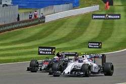 Valtteri Bottas, Williams FW38 e Jenson Button McLaren MP4-31 lottano per la posizione
