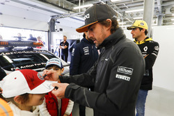 Fernando Alonso, McLaren, imza dağıtıyor