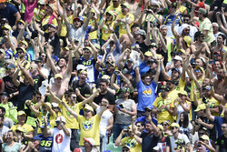 Tifosi di Valentino Rossi dopo la caduta di Marc Marquez