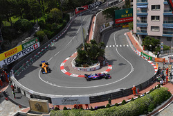 Pierre Gasly, Scuderia Toro Rosso STR13 ve Stoffel Vandoorne, McLaren MCL33