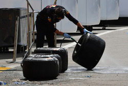 Механік Red Bull Racing миє шини Pirelli