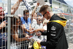 Nico Hulkenberg, Renault Sport F1 Team, taraftarlara imza dağıtıyor