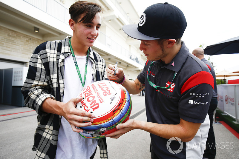 Сантіно Ферруччі, Haas F1 Team, роздає автографи