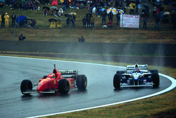 Michael Schumacher, Ferrari F310 en Jacques Villeneuve, Williams FW18 Renault