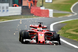 Sebastian Vettel, Ferrari SF70H, pneumatico anteriore delaminato