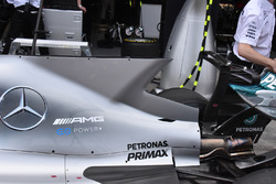 Mercedes AMG F1, l'apertura sul cofano