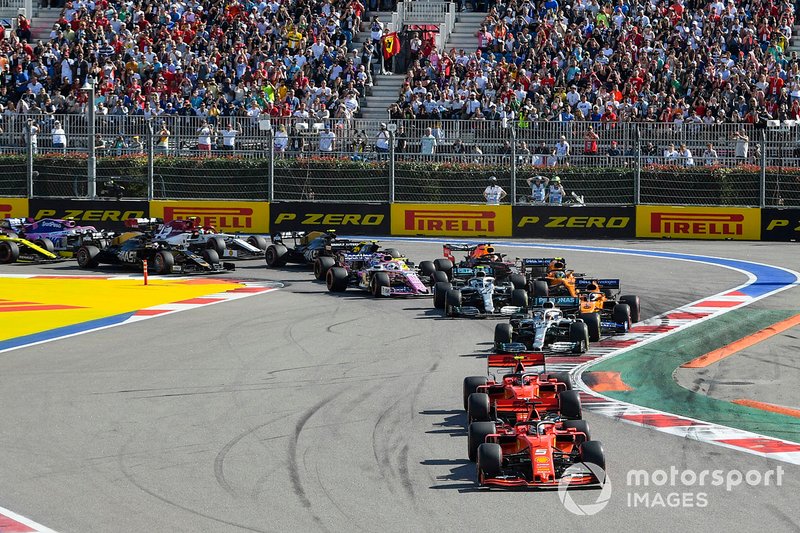 Sebastian Vettel, Ferrari SF90, devant Charles Leclerc, Ferrari SF90, Lewis Hamilton, Mercedes AMG F1 W10, Carlos Sainz Jr., McLaren MCL34, Valtteri Bottas, Mercedes AMG W10, Lando Norris, McLaren MCL34 et le reste du peloton au départ