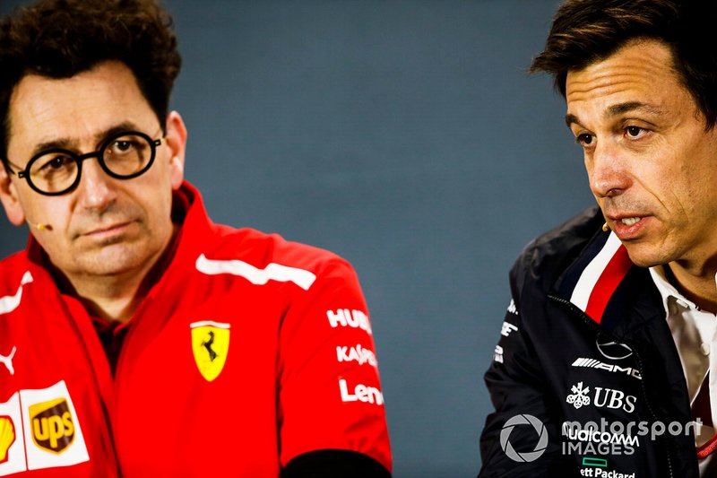 Mattia Binotto, Ferrari csapatfőnök, és Toto Wolff, Mercedes csapatfőnök