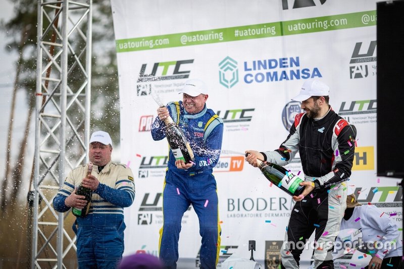 Душ із шампанського - подіум GT Open: Валерій Жовтоног, Ігор Скуз, Володимир Дрогомирецький