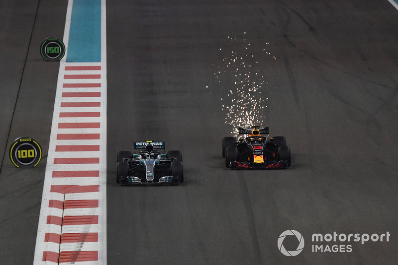 Valtteri Bottas wordt gepasseerd door Daniel Ricciardo in Abu Dhabi