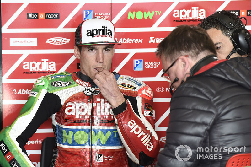 Aleix Espargaró en el box de Aprilia