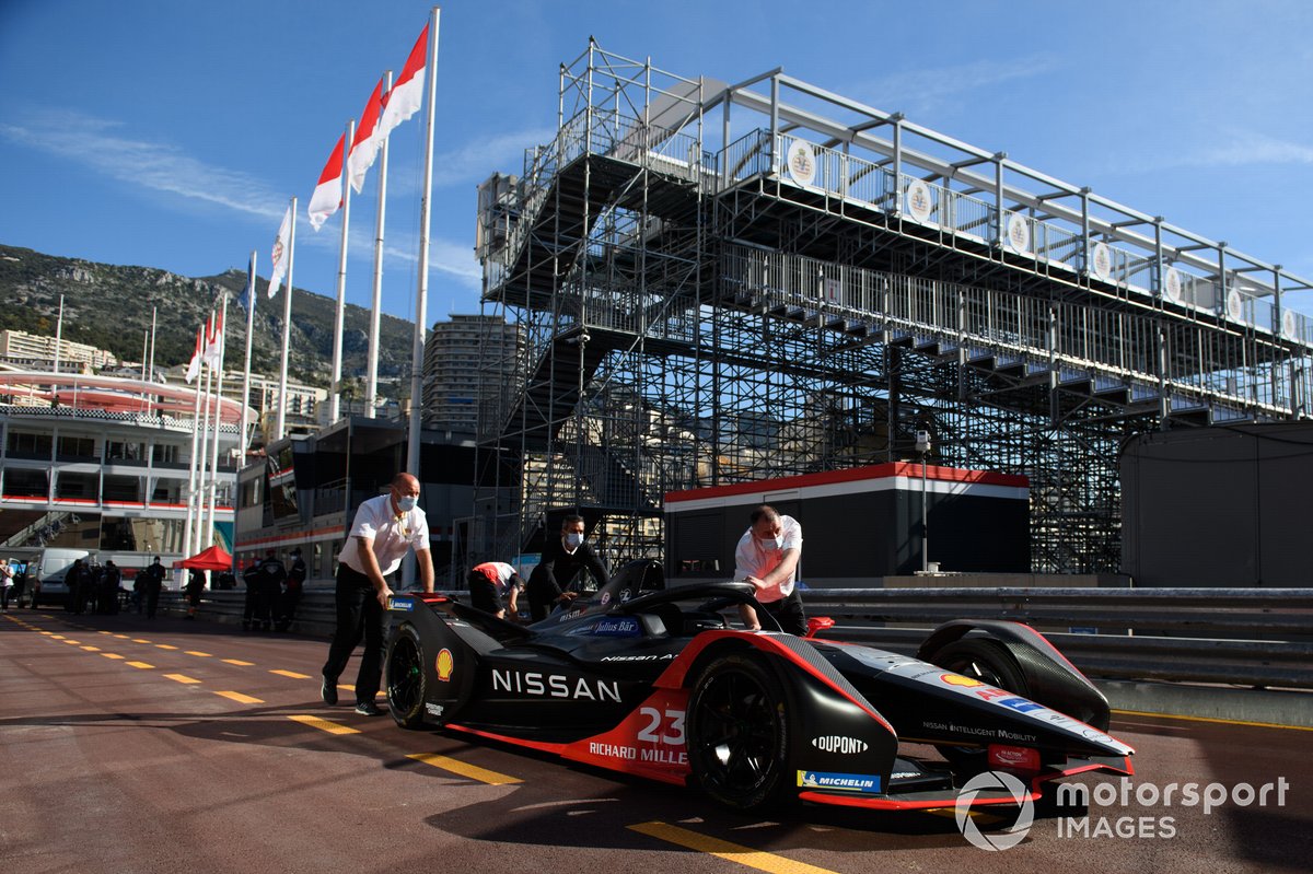 Mechanics push the car of Sebastien Buemi, Nissan e.dams, Nissan IMO2