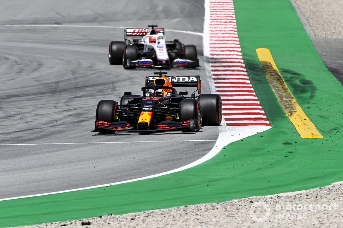 Max Verstappen, Red Bull Racing RB16B, Nikita Mazepin, Haas VF-21