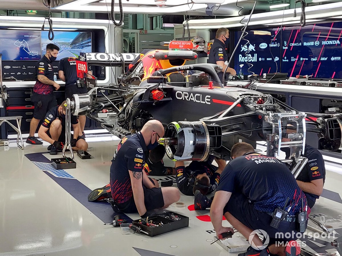 I meccanici della Red Bull dopo la sostituzione del motore Honda di Verstappen