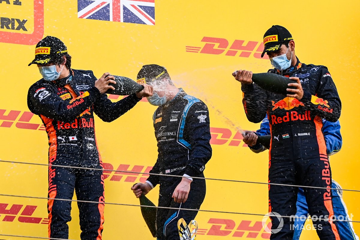 Yuki Tsunoda, Carlin, posisi kedua, Dan Ticktum, Dams, posisi ketiga, dan Jehan Daruvala, Carlin, posisi pertama, melakukan selebrasi sampanye di podium