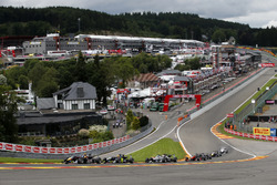 Start of the race, Niko Kari, Motopark, Dallara F312 Volkswagen; Alessio Lorandi, Carlin, Dallara