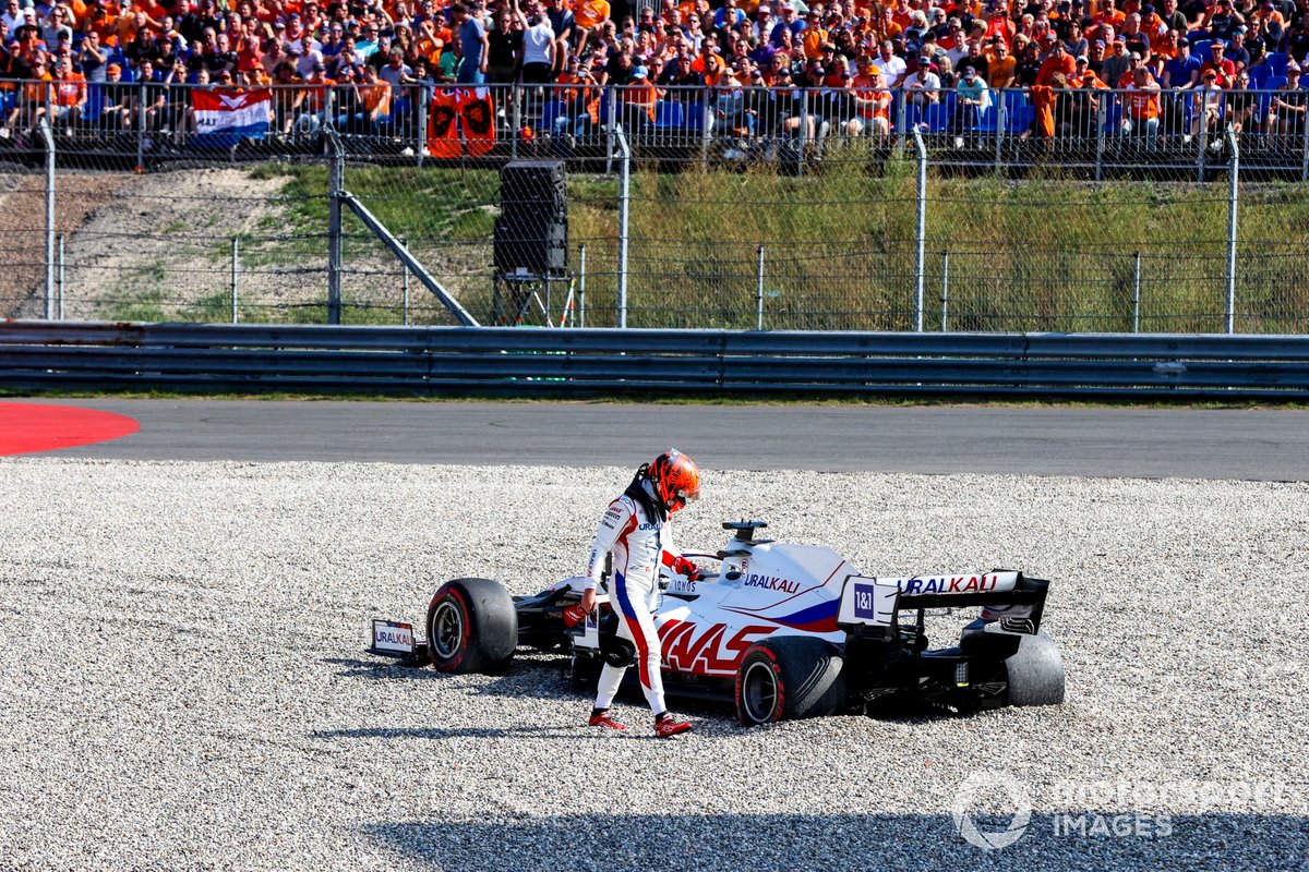 Nikita Mazepin, Haas VF-21, meninggalkan mobilnya setelah mengalami crash